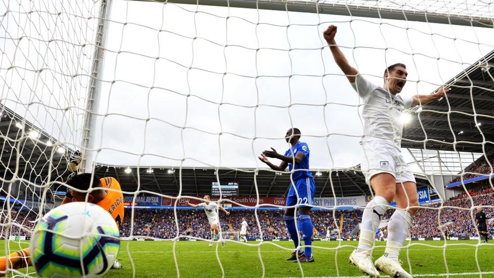 وارنوك يوجه اتهامًا لحكم مباراة كارديف وبيرنلي