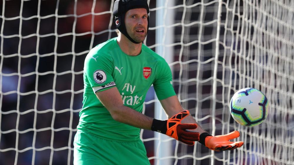 بيتر تشيك يصدم آرسنال قبل صدام الدوري الأوروبي