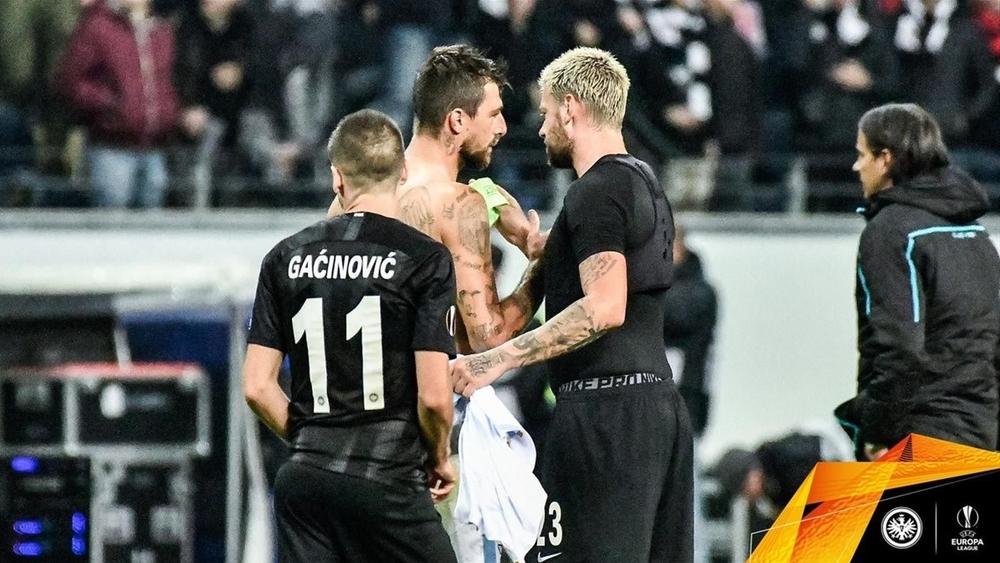 تبادلا القمصان بعد تغلبهما على السرطان.. إليكم قصة روس وأتشيربي