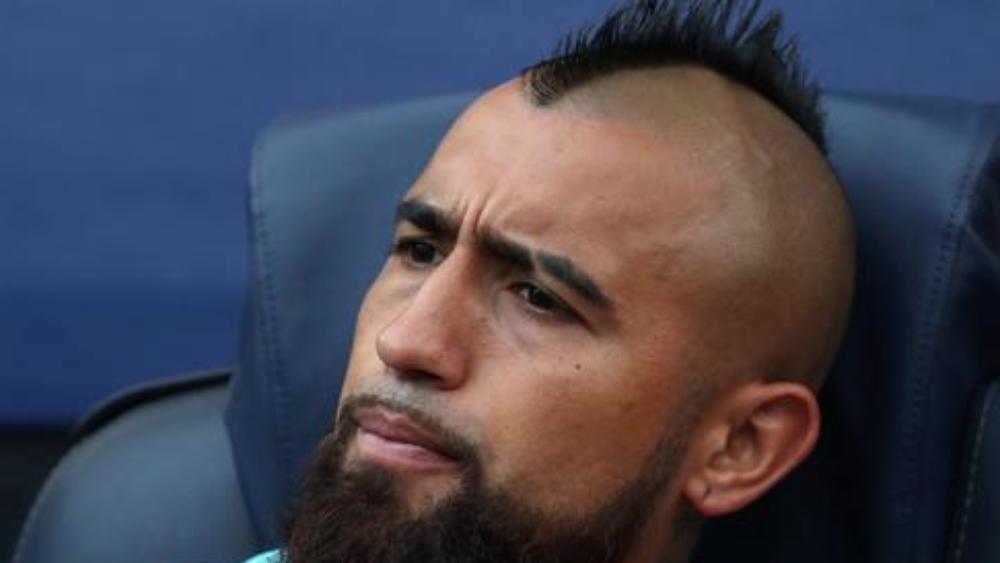 فيدال: لست سعيدًا في برشلونة