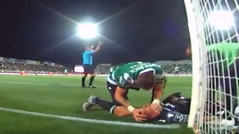 لاعب ليفربول السابق ينقذ حارس مرمى من موت مُحقق
