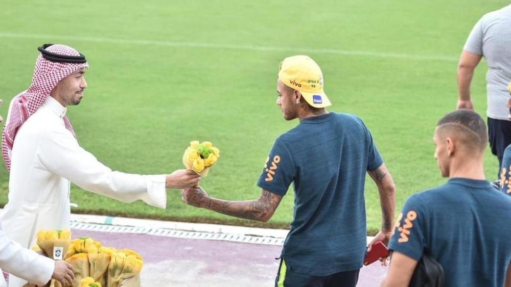 استقبال نيمار بالورود في السعودية