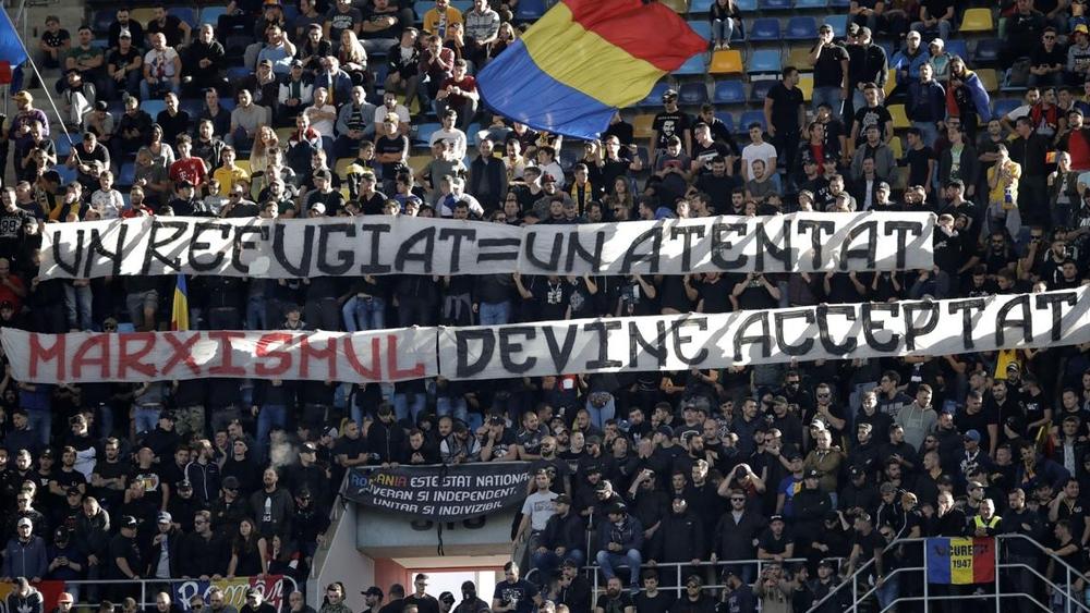 "اليويفا" توجه اتهاما لرومانيا بعد تصرفات عنصرية وألعاب نارية
