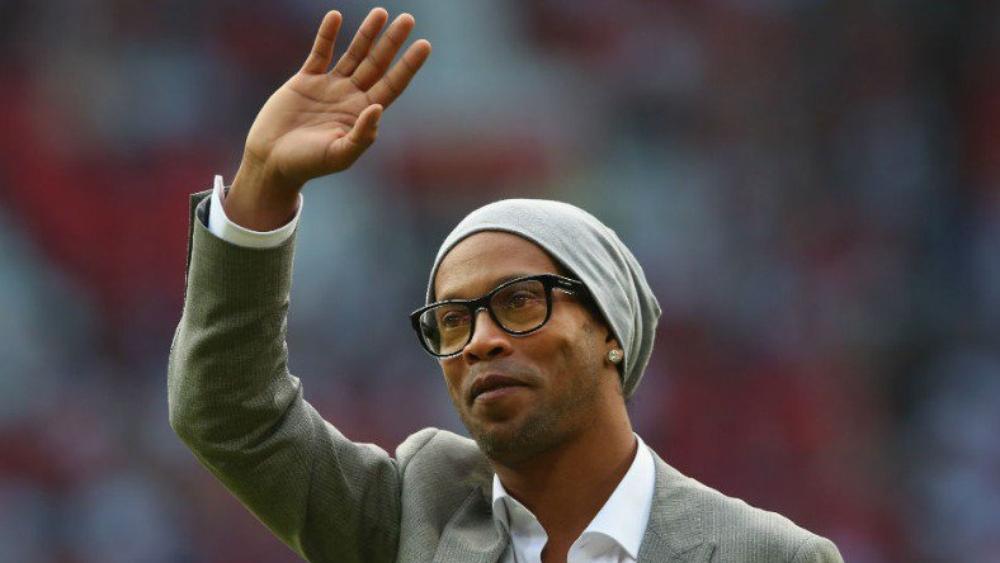 برشلونة يوبخ رونالدينيو بسبب دعمه لمرشح لرئاسة البرازيل