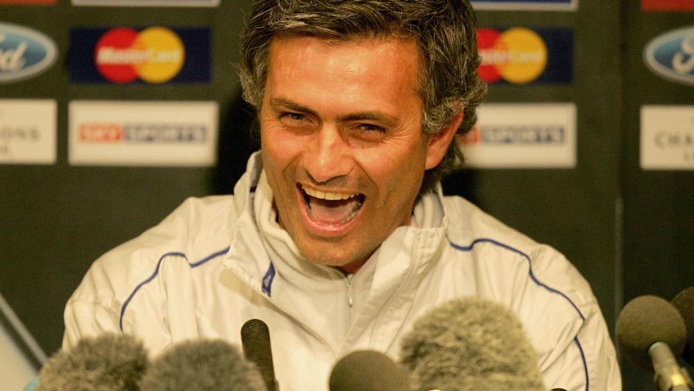 مورينيو يتحايل على العقوبة للتواجد على الخط ضد تشيلسي