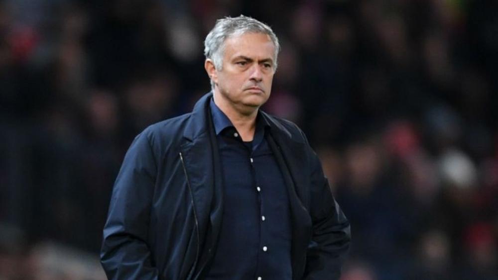 الويفا يقرر تغريم مانشستر يونايتد وتحذير مورينيو