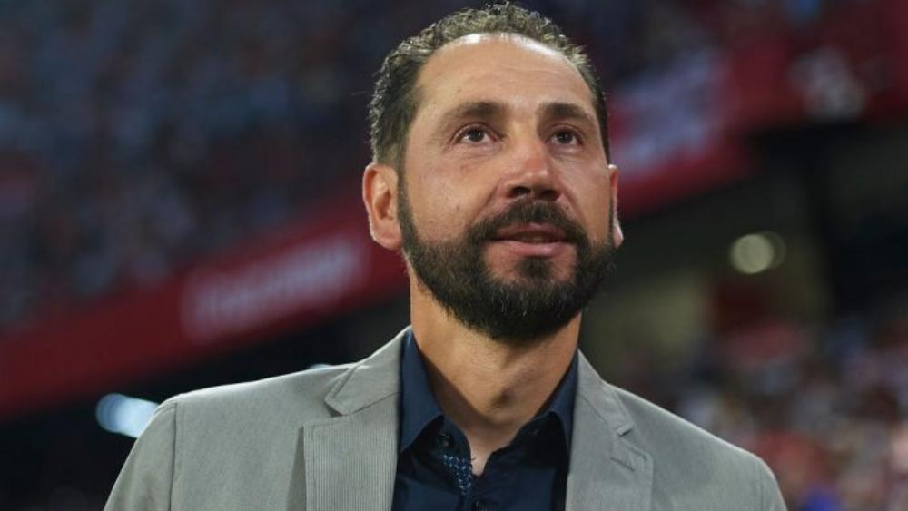 مدرب إشبيلية يطالب لاعبيه بعدم التركيز على ميسي