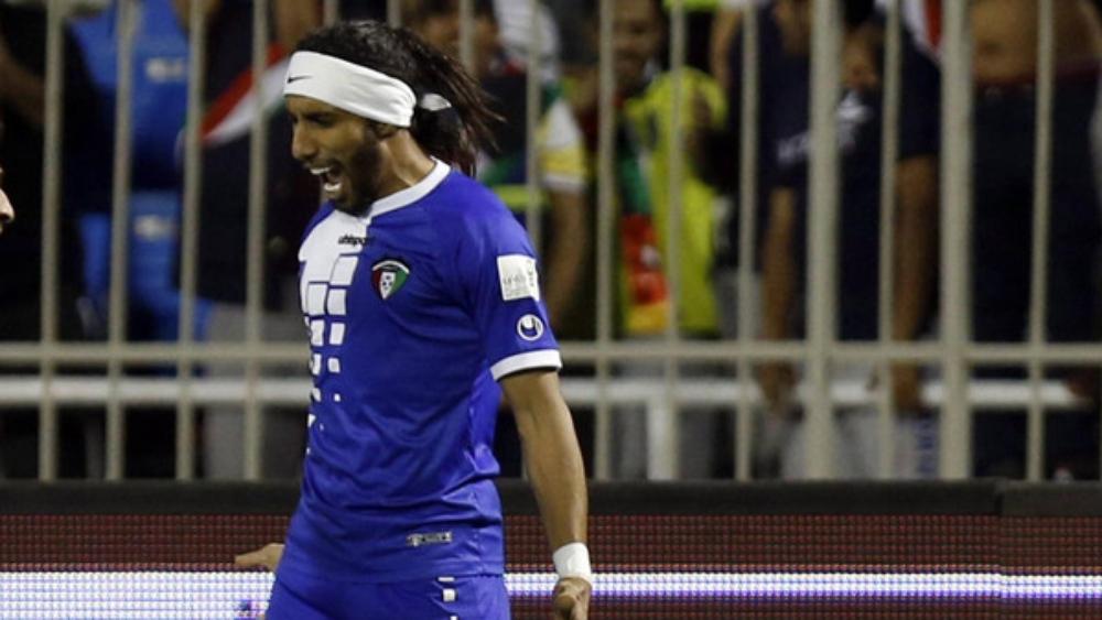 بالفيديو | الأمطار تُغرق سيارة لاعب كويتي