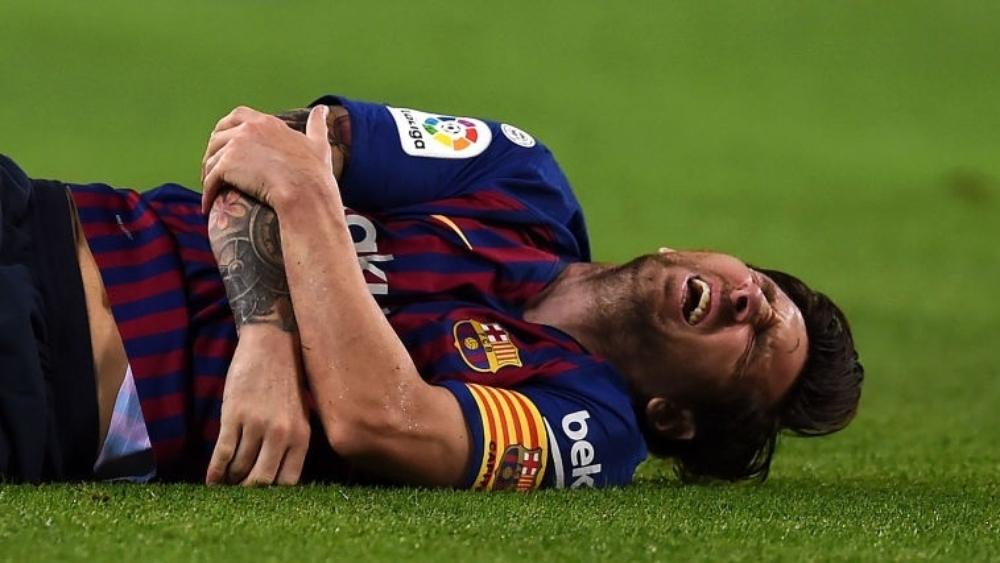 ميسي يدق ناقوس الخطر في برشلونة... الإصابة قد تبعده عن "الكلاسيكو"!