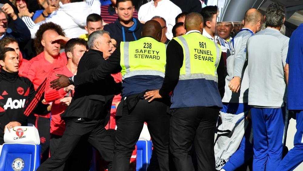 اتهام مساعد ساري بسلوك غير لائق وإنذار مورينيو