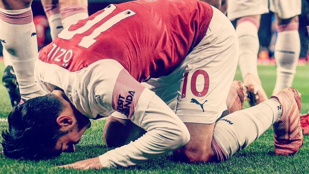 أوزيل "الإنسان" يتفاعل مع وفاة طفل بسبب مرض السرطان