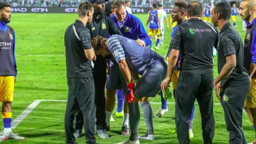 نقل حارس النصر للمستشفى بعد قمة أهلي جدة