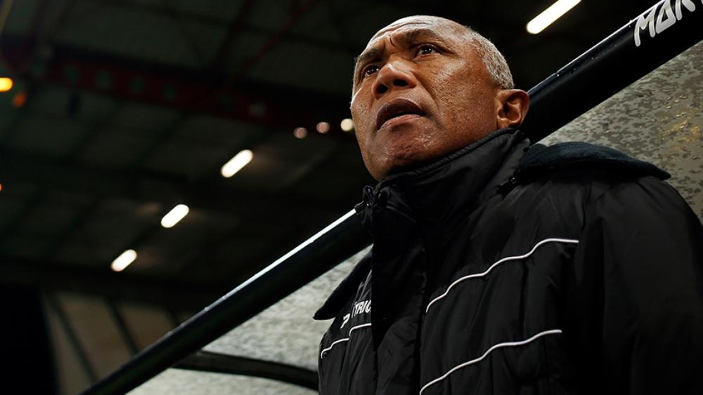 غانغان يقيل مدربه أنطوان كومبواريه