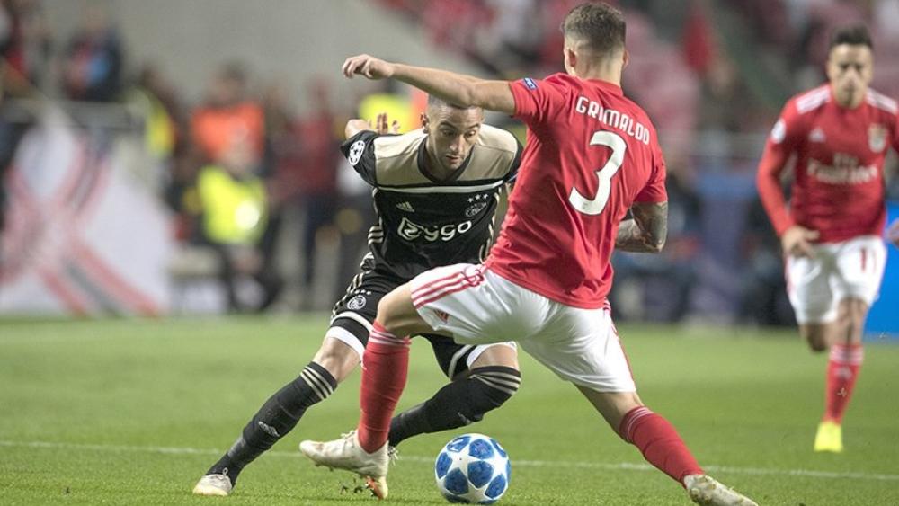 زياش يُساهم في اقتناص أياكس لتعادل ثمين أمام بنفيكا