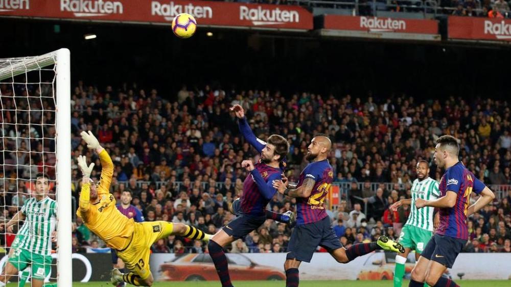 بيكيه يعترف: "برشلونة أصبح ضعيفاً، علينا معالجة مشاكلنا"