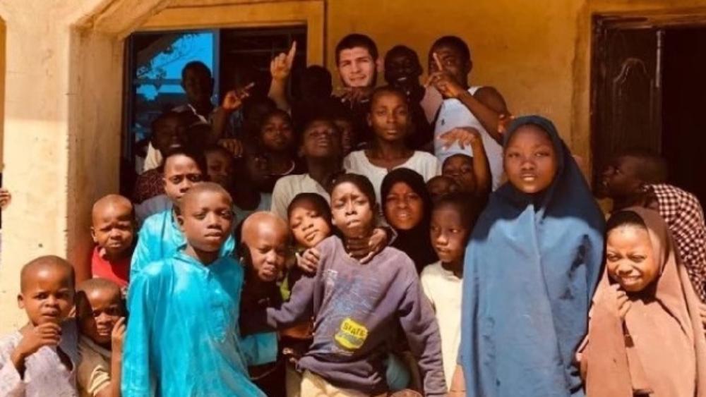 حبيب نورماغوميدوف في نيجيريا لمساعدة الفقراء والمحتاجين