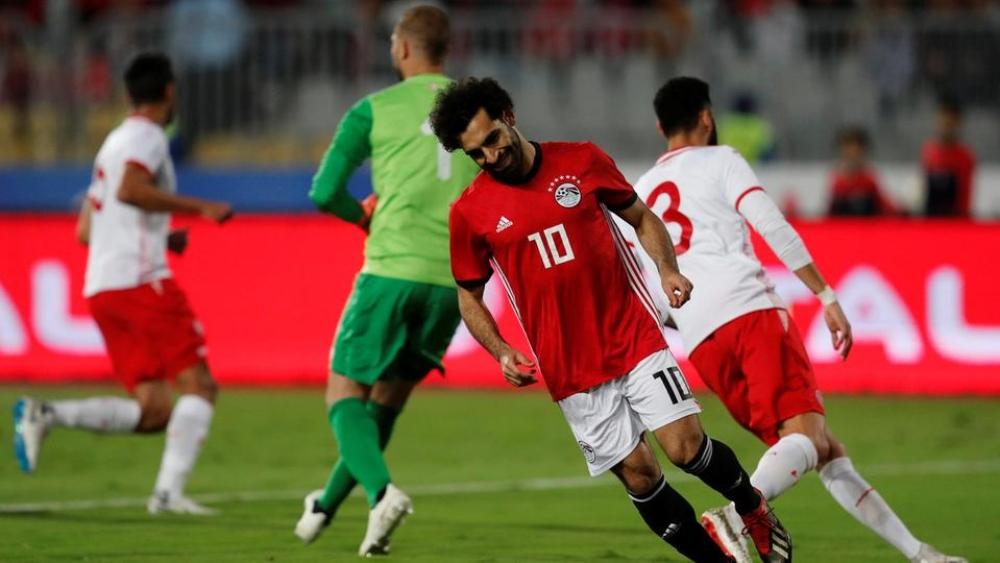 صلاح يقهر تونس ويهدي مصر الصدارة