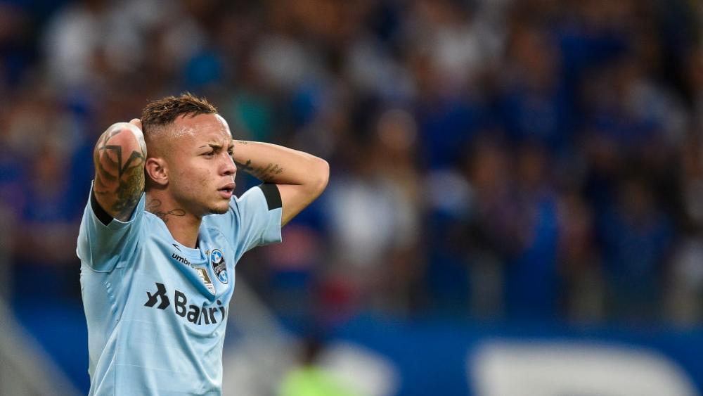 جوارديولا يُهاتف مهاجمًا برازيليًا لضمه لمان سيتي