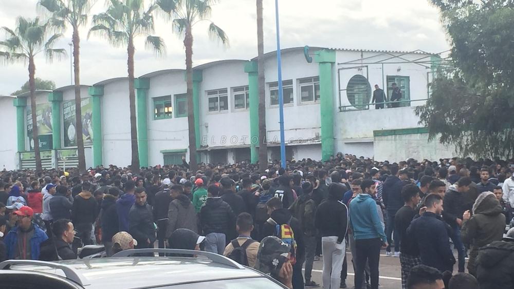 جماهير الرجاء تحج بالآلاف لملعب الوازيس في انتظار طرح تذاكر النهائي
