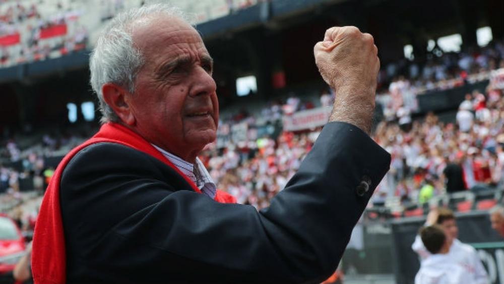 رئيس ريفر بليت يصف الجماهير المشاغبة بالهمجيين