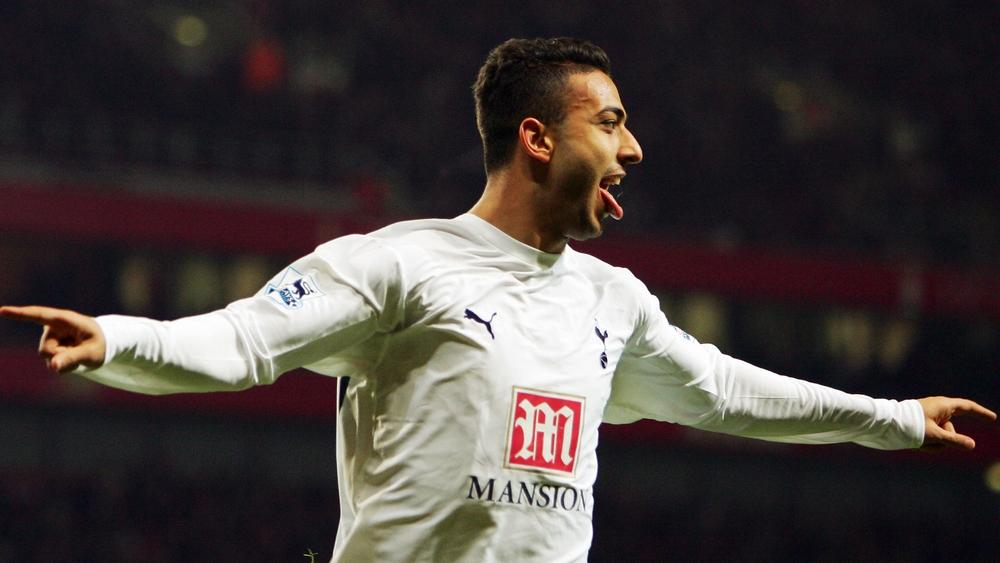 بالفيديو | جماهير توتنهام تحتفل بميدو في مترو لندن