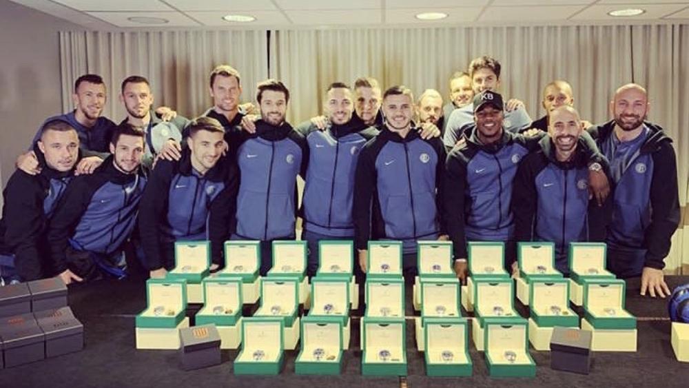 إيكاردي يهدي زملاءه ساعات يدوية فاخرة