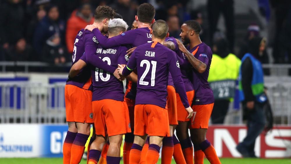 طائرة مانشستر سيتي تنجو من كارثة جوية