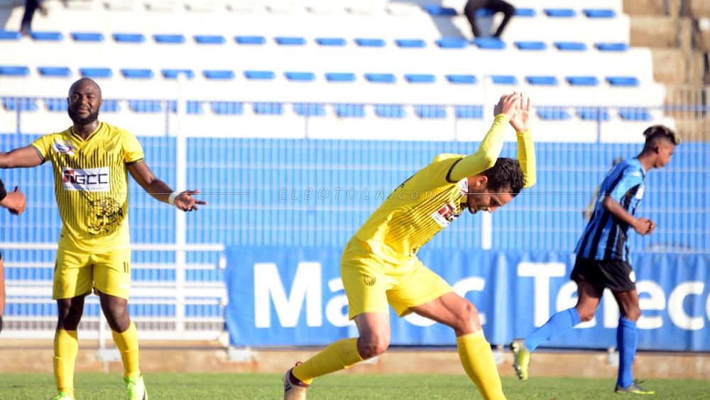 اشتباك عنيف و عراك بالأيدي بين لاعبي المغرب الفاسي و جماهير الفريق