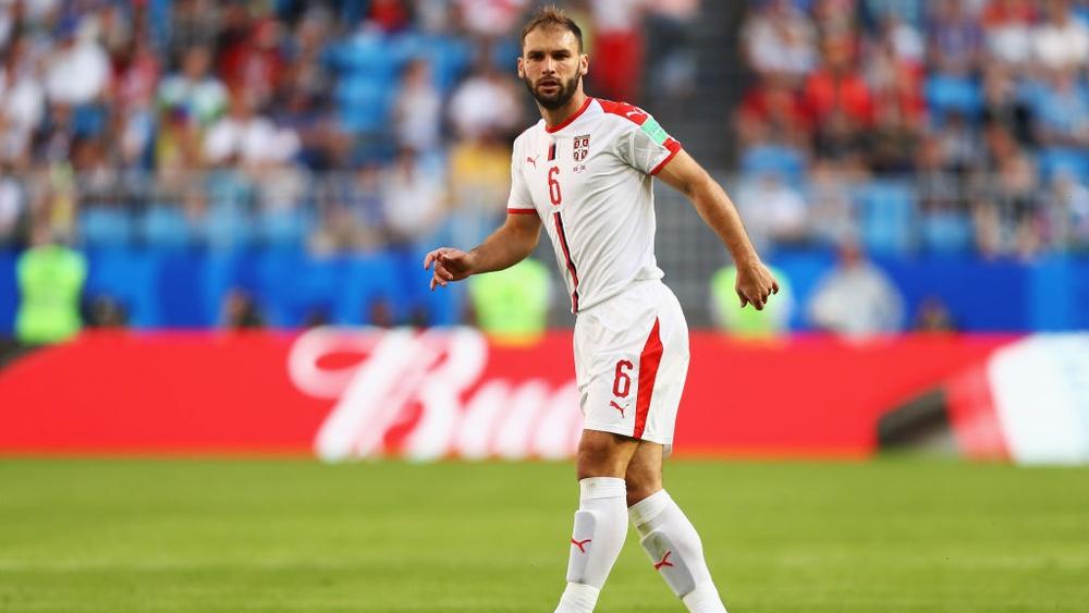 برشلونة يفكر في إحياء مسيرة مدافعين من تحت التراب