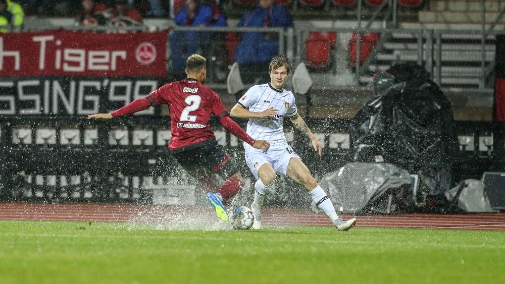 كرة قدم أم "كرة ماء"؟ حينما يكون اللعب في بركة مياه الأمطار!