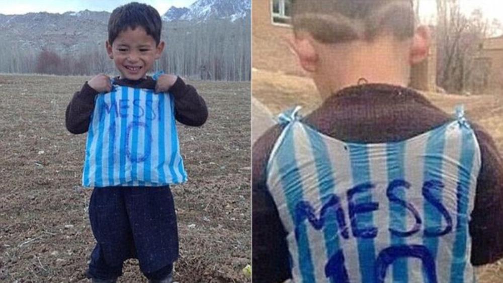 الطفل الأفغاني مرتضى أحمدي يفتقد كرته وقميص ميسي