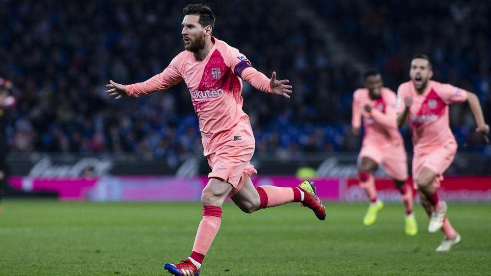 صحف إسبانيا | "سنعرف ما تشعرون به... الملك ميسي يلون الكرة الذهبية"