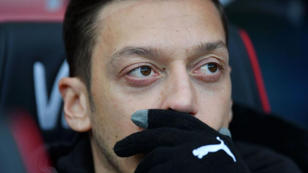 لماذا يتواجد ممثلو أوزيل في إيطاليا؟