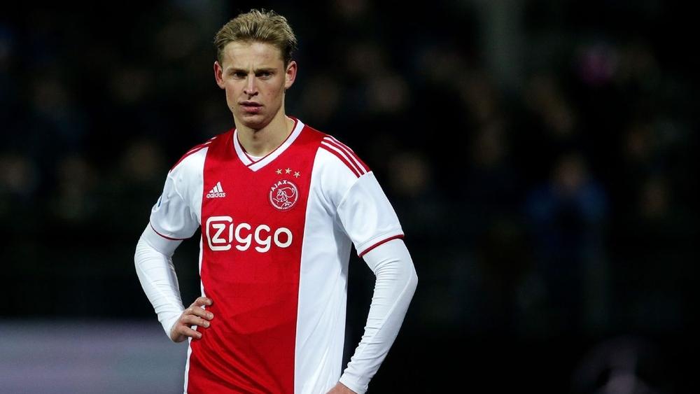 والد دي يونغ: "بنسبة 95٪ سيرحل، وبرشلونة سيكون أفضل خيار"