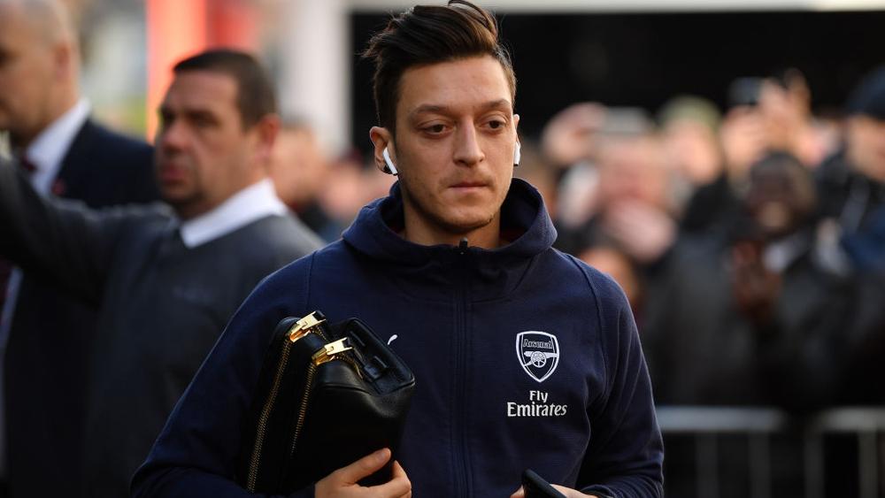 بالفيديو | أوزيل يدخل الفرحة على قلب طفل من جماهير آرسنال