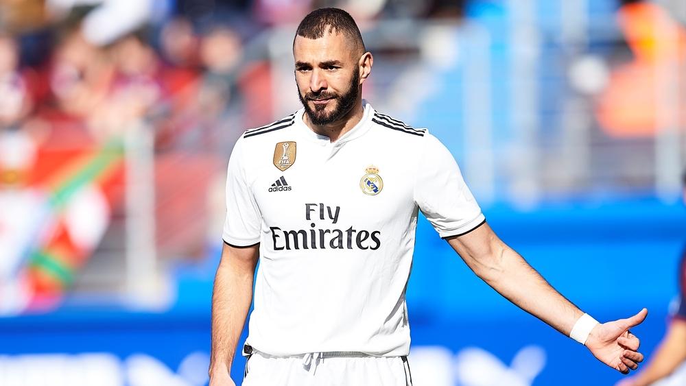 باريس سان جرمان يريد بنزيمة كبديل لكافاني