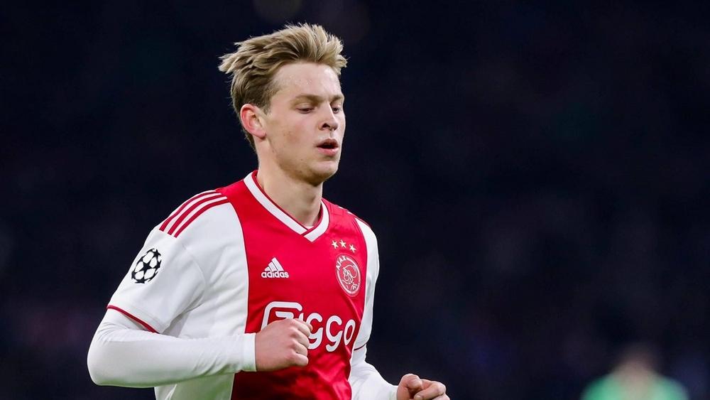 دي يونغ يرد على اهتمام برشلونة وباريس سان جرمان