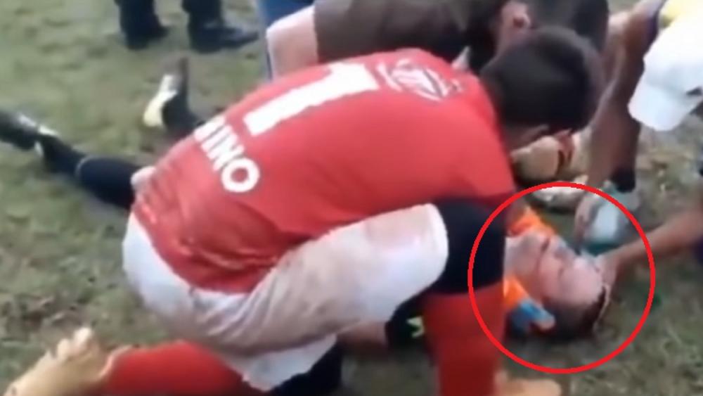 لاعب أرجنتيني كاد أن يقتل الحكم بعد أن أشهر بوجهه البطاقة الحمراء