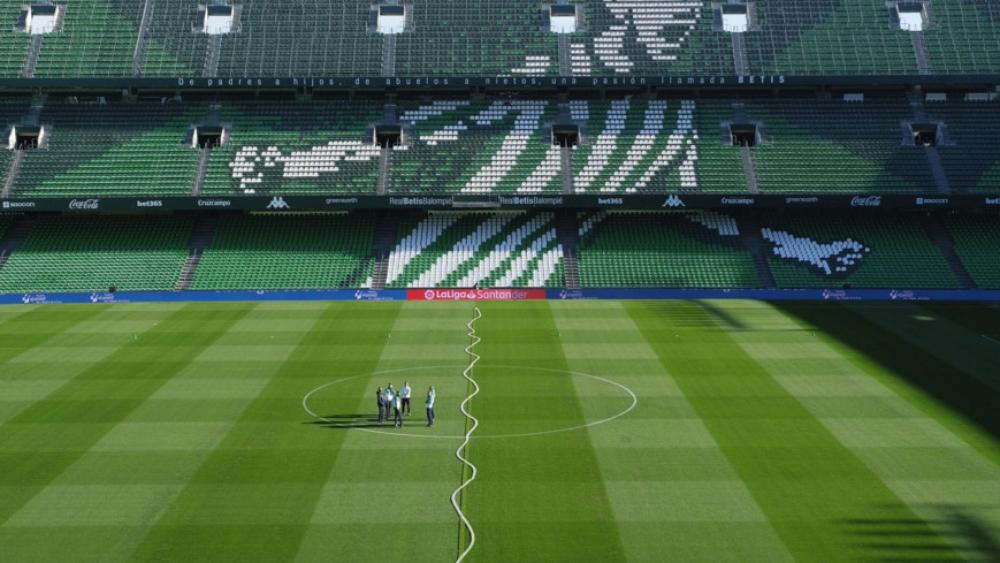 "عشب مزيف" يفاجئ الحاضرين بملعب ريال بيتيس