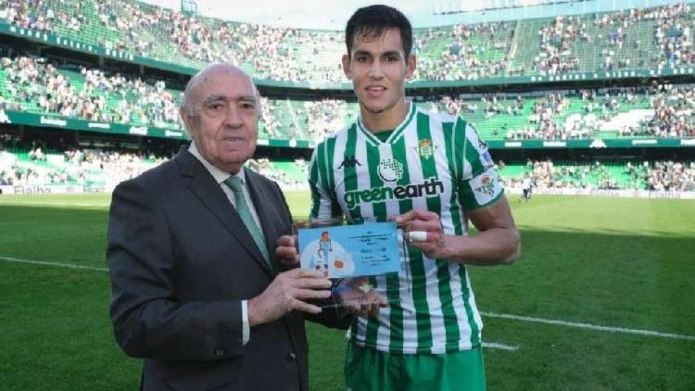 الجزائري ماندي لاعب العام في ريال بيتيس