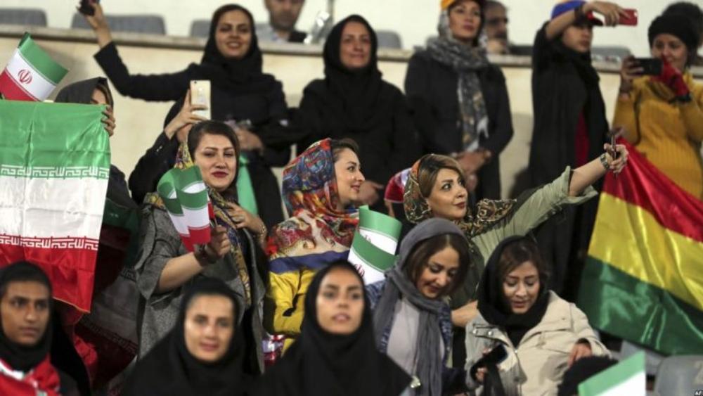 إيران تنفي السماح للنساء دبخول الملاعب