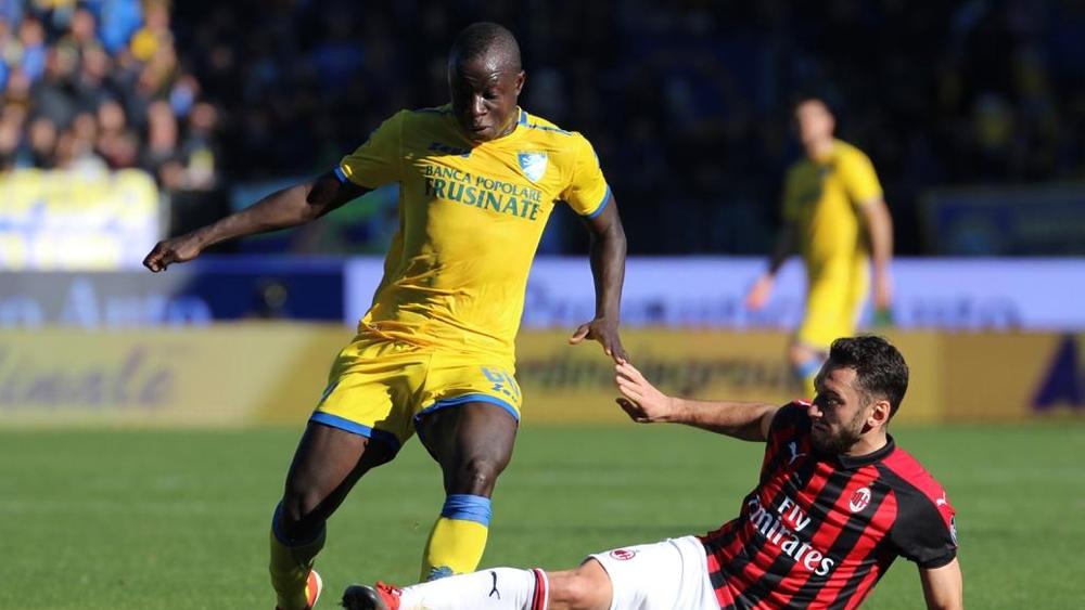 ميلان يكتفي بالتعادل السلبي أمام فروسينوني