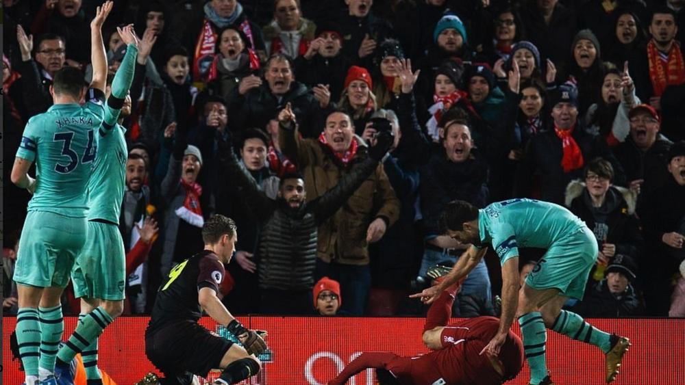 سوكراتيس يستفز صلاح والأخير يتصرف باحترافية