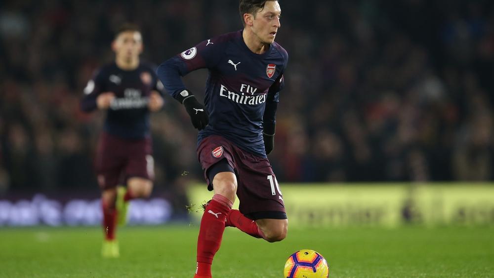 متاعب آرسنال تتضاعف بإصابة أوزيل في الركبة