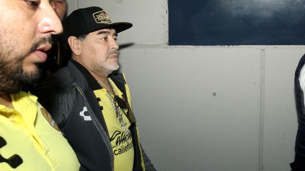 مارادونا يصاب بنزيف داخلي، وابنته تكشف التفاصيل