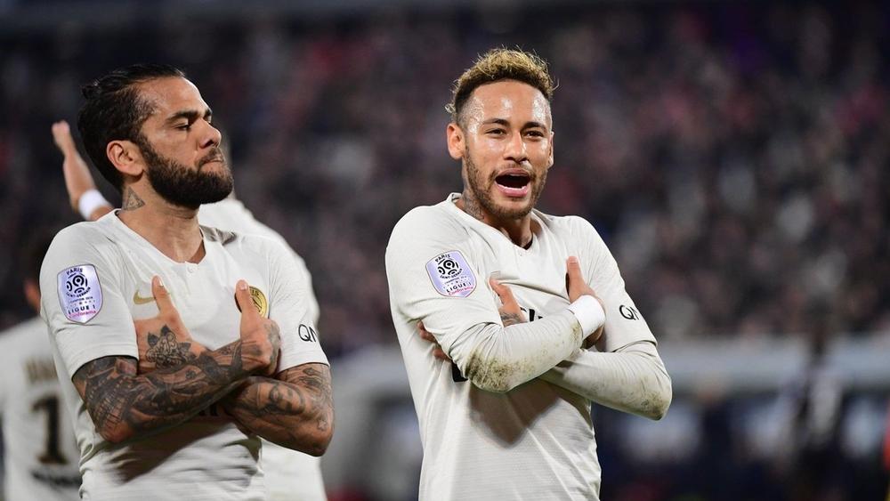 ألفيس: يحسدون نيمار لأنه مليونير ومشهور ووسيم