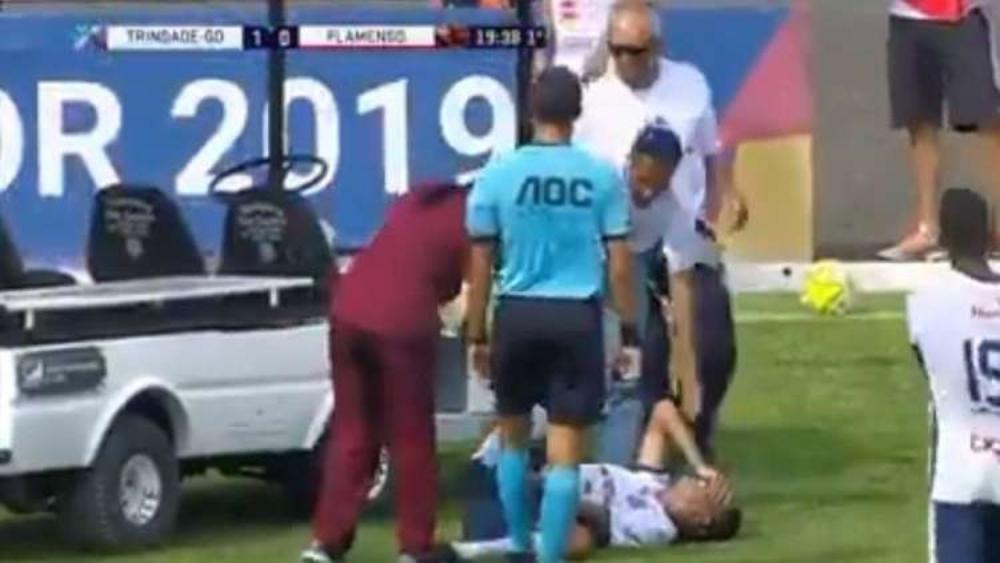 شاهد.. سيارة إسعاف تدهس قدم لاعب مصاب!