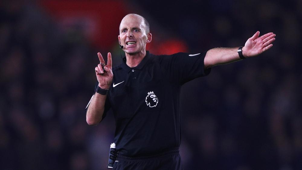 تعيين مشجع توتنهام "مايك دين" لإدارة قمة اليونايتد يستقبل بسخط كبير