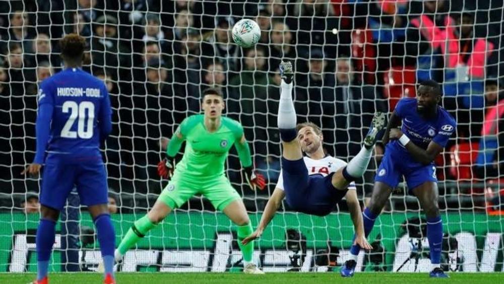 هاري كين يُطعم أسداً داخل حديقة الحيوان