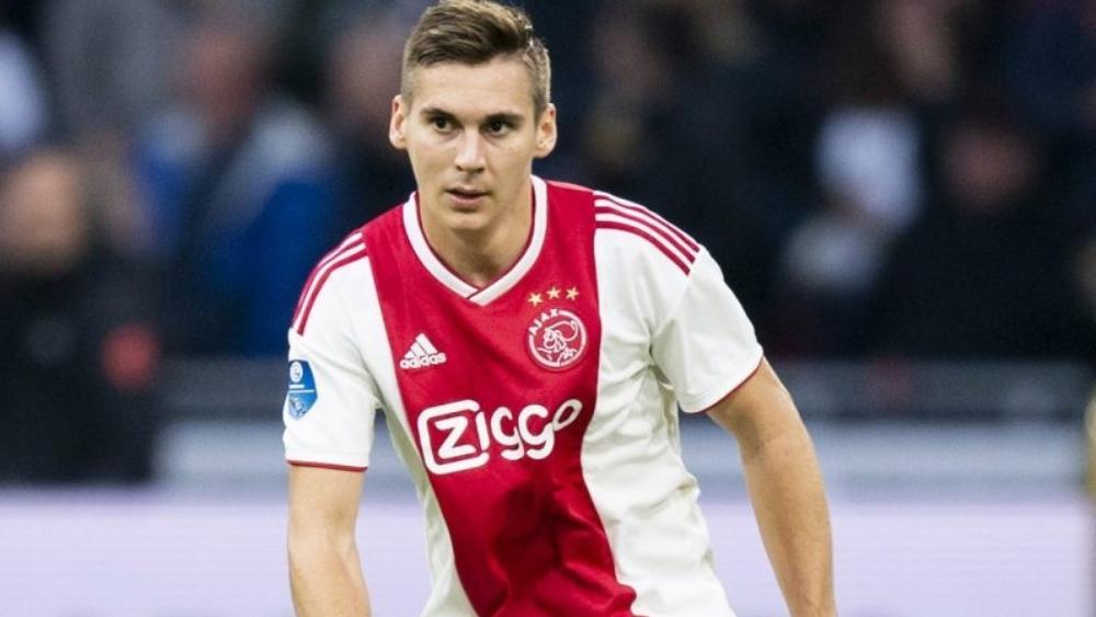 مدافع أياكس يقترب من الانتقال إلى إشبيلية